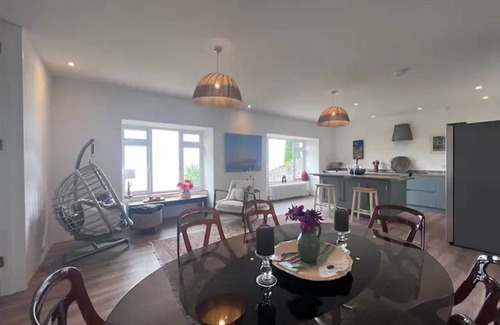 Clevedon Apartment | 150 m² Apartment ∙ 3 bedrooms ∙ 6 guests