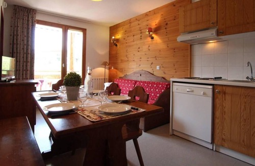 Vallouise-Pelvoux Apartment | 150m from ski slopes, 2nd floor, view mountain, balcony, tv, 36m², Pelvoux