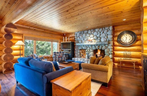 Nordic Estates House | 150m to Ski Run, Hot Tub, Pool Table, Iconic View