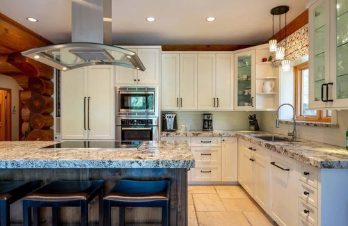 Nordic Estates House | 150m to Ski Run, Hot Tub, Pool Table, Iconic View