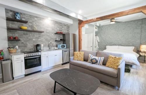 Eureka Springs Historic District House | 151 Spring Downtown Eureka Springs Suite A