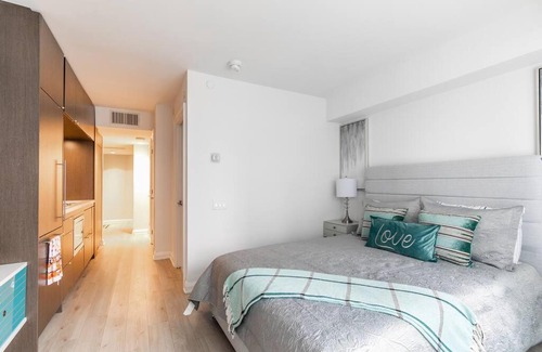 Bloor-Yorkville Apartment | 155 Modern Studio in Yorkville