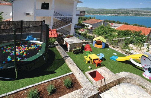 Municipality of Trogir House | 156 m² Maisonette ∙ 4 bedrooms ∙ 10 guests