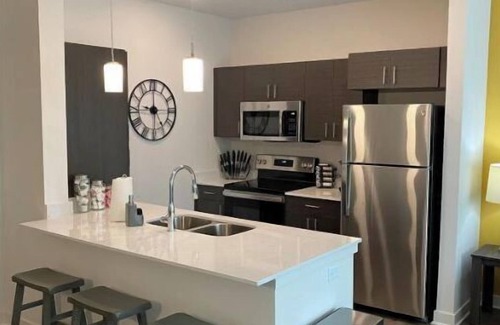 Indianapolis Apartment | 15min→Downtown|Balcony|Full Kitchen|1000Mbps