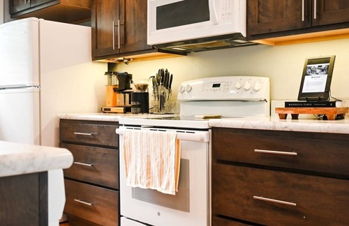 Lincoln House | 16 Guests|Adjacent Residences|Hot Tub/Ping Pong