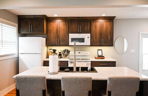 Lincoln House | 16 Guests|Adjacent Residences|Hot Tub/Ping Pong
