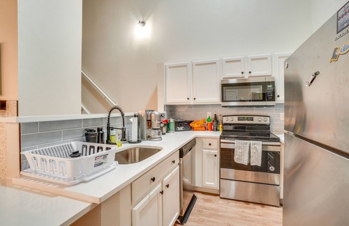 Aurora House | 16 Mi to DIA: Townhome w/Fireplace in Aurora
