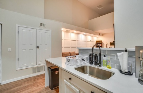 Aurora House | 16 Mi to DIA: Townhome w/Fireplace in Aurora