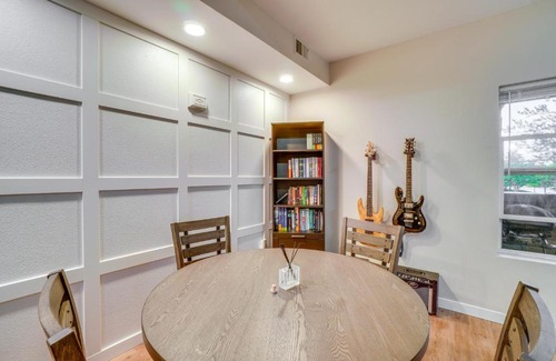 Aurora House | 16 Mi to DIA Townhome with Fireplace in Aurora