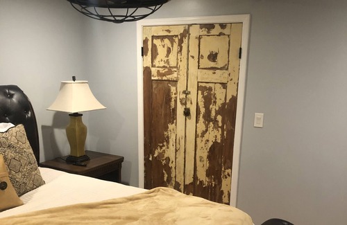 Vicksburg Apartment | 1600sqft. Private Driveway & Private Balcony-King Beds