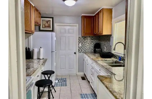 Birmingham House | 1616 quiet Home your home away from home enjoy inn