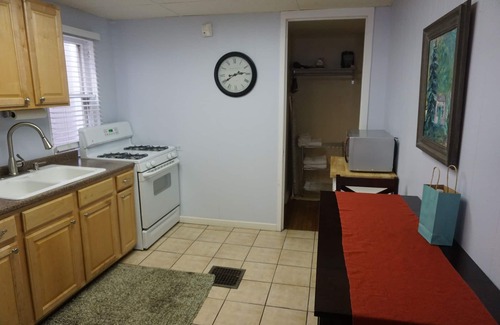 City Park West Apartment | 1640 Franklin Spacious, Clean, Comfort Quiet Neighborhd, Walk/Bike dwntwn