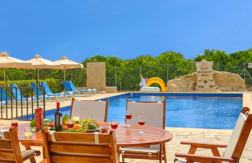 Latchi Villa | 165 m² Villa ∙ 4 bedrooms ∙ 8 guests