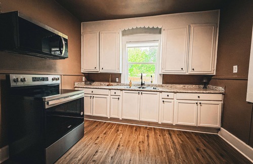 Paris House | 1700ft Gamers Nest 3 Bedroom 2 Bath 2 Kings 2 Queens and a Full! Bomb Backyard!