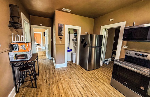 Paris House | 1700ft Gamers Nest 3 Bedroom 2 Bath 2 Kings 2 Queens and a Full! Bomb Backyard!