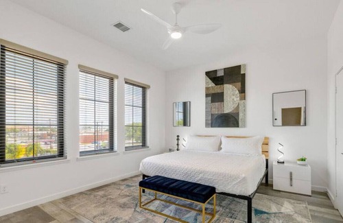 Cedars House | 1721 Lear · Upscale, Central & Fun! ~ Rooftop Terrace ~ Garage