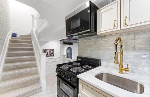 Dupont Circle Bed & Breakfast | 1731 Private room