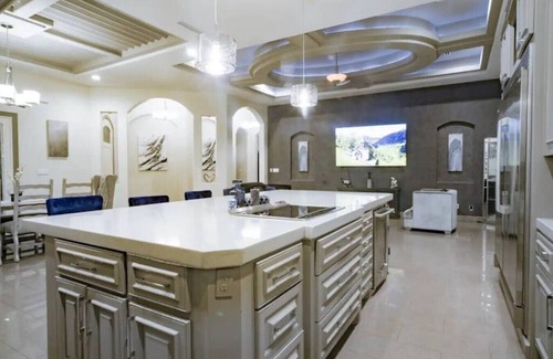 Palmhurst House | 177) Pool, Basketball court, pool table!