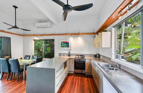 Seventeen Seventy House | 1770 Horizons holiday house - pet friendly home in 1770