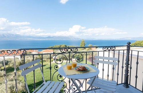 Oropos Villa | 178 m² Villa ∙ 2 bedrooms ∙ 10 guests