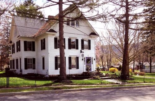 Hammondsport Bed & Breakfast | 18 Vine Inn & Carriage House