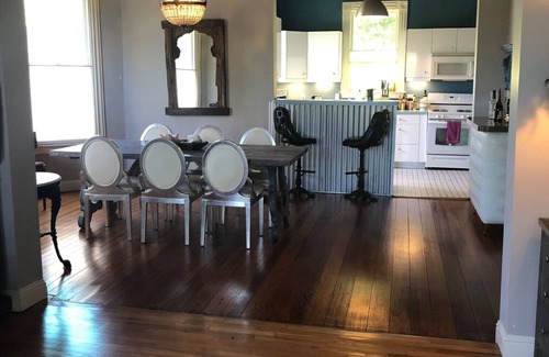 East Riverside - Oltorf House | 1800's FARMHOUSE, wraparound porch, Hot Tub, 5 min to DWTN & LADYBIRD LAKE