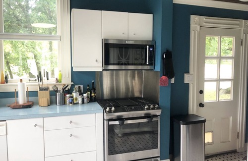 East Riverside - Oltorf House | 1800's FARMHOUSE, wraparound porch, Hot Tub, 5 min to DWTN & LADYBIRD LAKE