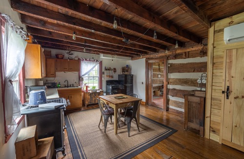 Lexington Cabin | 1800’s Historical Log Cabin near I-75 Interstatenn