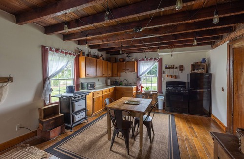 Lexington Cabin | 1800’s Historical Log Cabin near I-75 Interstatenn