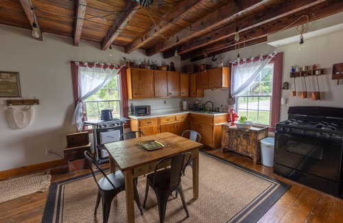 Lexington Cabin | 1800’s Historical Log Cabin near I-75 Interstatenn