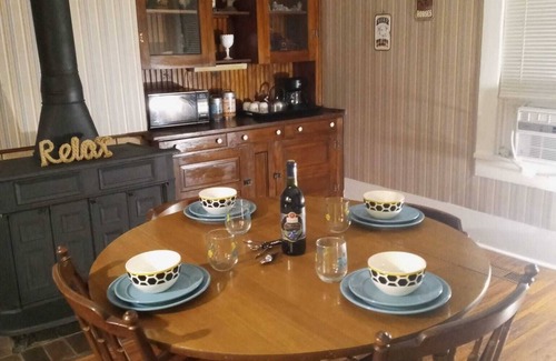 Tippecanoe House | 1800's Patriot House Tappan Lake Deersville wifi, private yard Trailer Parking