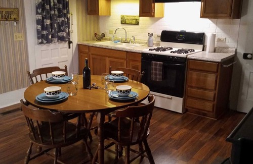 Tippecanoe House | 1800's Patriot House Tappan Lake Deersville wifi, private yard Trailer Parking