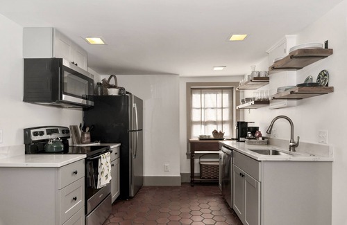 Natchez House | 1835 Wilkins Townhouse | 3/3 | Walk to Downtown