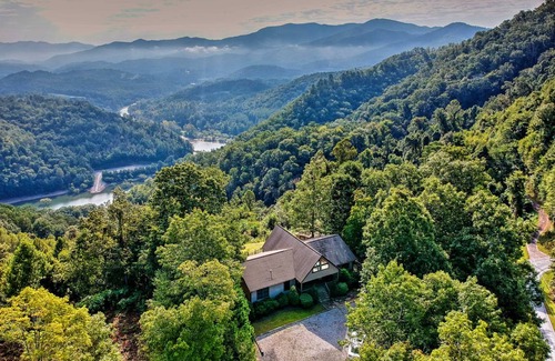 Bryson City House | 189 m² House ∙ 2 bedrooms ∙ 8 guests