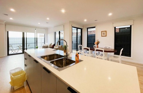 Narre Warren House | 189 m² House ∙ 4 bedrooms ∙ 8 guests