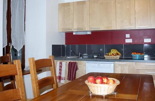 Saint-Victor-la-Riviere House | 18th century independent house