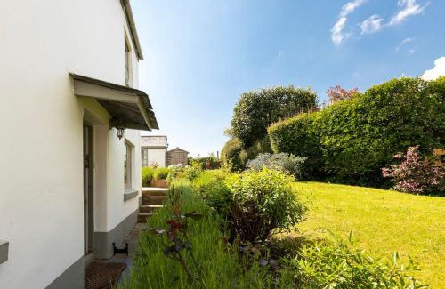 Chillington House | 18th Century Primrose Cottage in Chillington nr sea