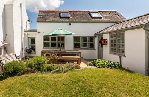 Chillington House | 18th Century Primrose Cottage in Chillington nr sea