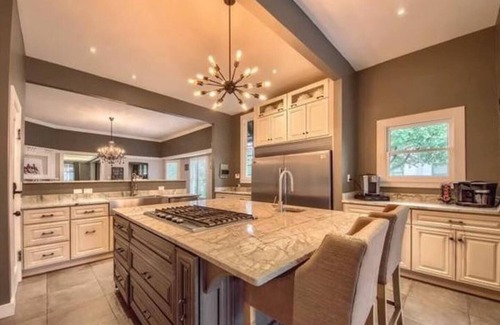 Midtown House | 1905 Home w/Modern Touches | Near Pearl & DT | 4 King Beds | Splash Pool