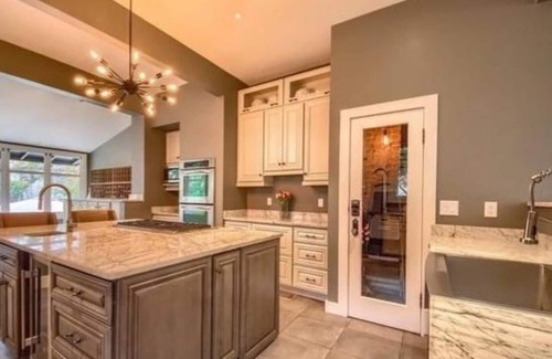 Midtown House | 1905 Home w/Modern Touches | Near Pearl & DT | 4 King Beds | Splash Pool