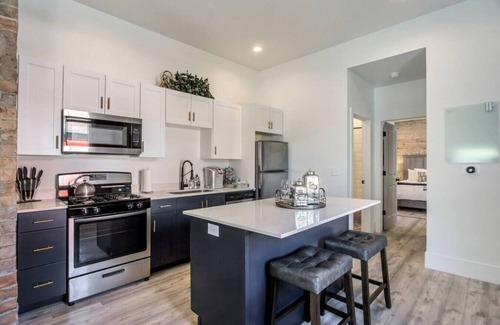Downtown Salt Lake City Apartment | ★☆1906 APT | Designer Gem ? | Parking | Fast WiFi