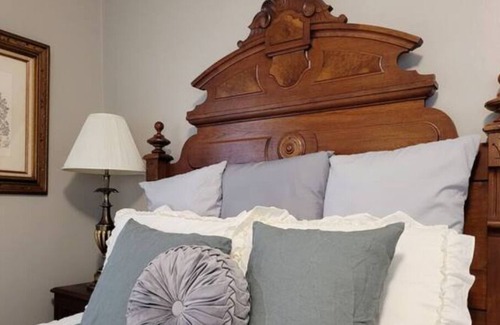 Salisbury Apartment | 1915 Victorian Wildflower Garden