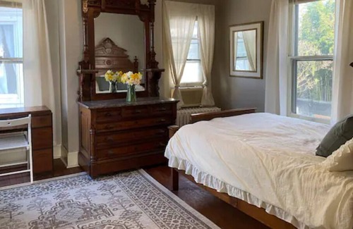 Salisbury Apartment | 1915 Victorian Wildflower Garden