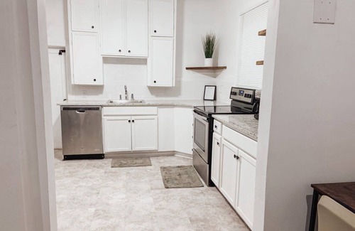Tulsa House | 1920's Quaint Living. GatheringPlace/Expo/TU/Downtown. 2 King Bds/Arcade games!