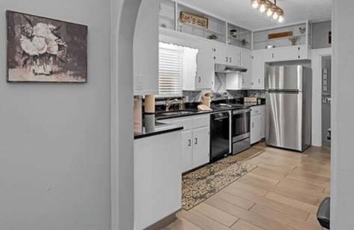 Brookview House | 1925 Waco Charmer! Under 10 min. to Baylor, Magnolia Silos, downtown Waco, zoo!