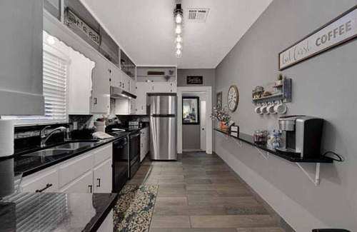 Brookview House | 1925 Waco Charmer! Under 10 min. to Baylor, Magnolia Silos, downtown Waco, zoo!