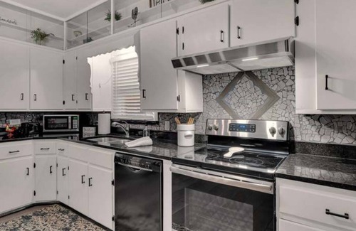 Brookview House | 1925 Waco Charmer! Under 10 min. to Baylor, Magnolia Silos, downtown Waco, zoo!