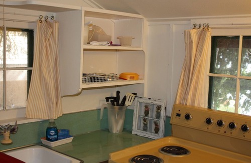 Clearlake Cabin | 1930's Rustic Studio Cabin on a Private Estate, Sleeps 2