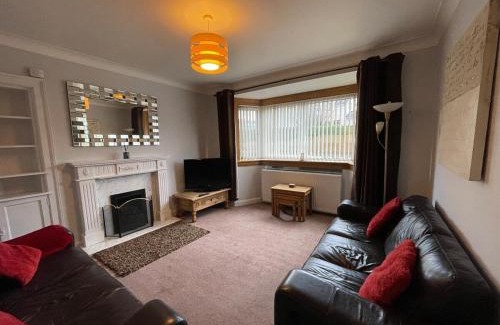 Bishopton House | 1930s 3Bed House in Quiet Village w/Large Garden