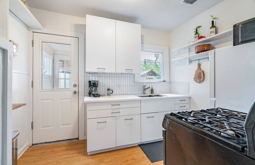 Cherrywood Cottage | 1940s Cottage - Walking Distance!